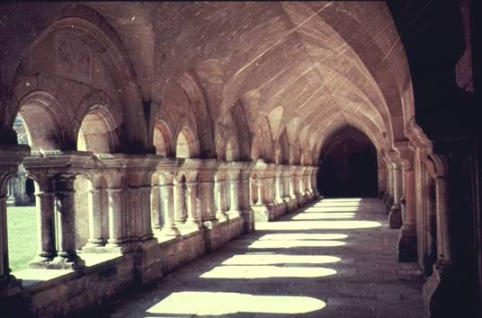 RomanesqueFontenayAbbeycloisterambu.jpg